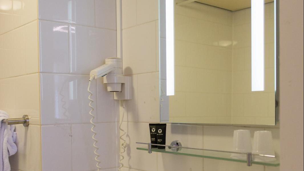 Bathroom - Double Budget Room - France Hotel